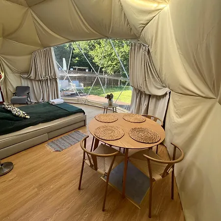 Glamping W Sercu Mazur Z Prywatna Plaza Campo de lujo Regiel